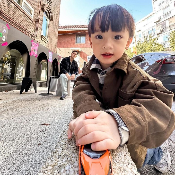 <p>Belum lama ini, Anzel pergi berlibur bersama sang Bunda dan Ayahnya ke Korea Selatan. Bak warga lokal, gaya Anzel terlihat sangat <em>fashionable</em>, lho. (Foto: Instagram: @audimarissa)</p>