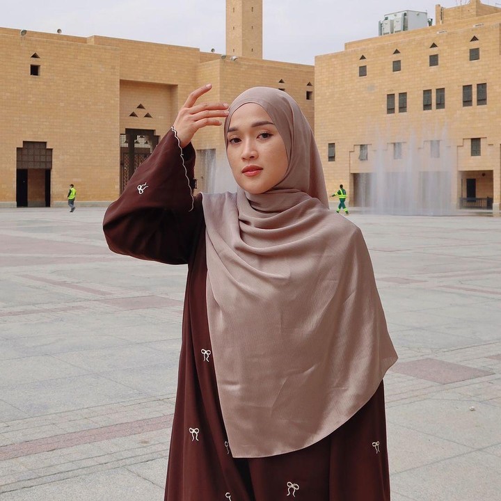 <p>Ririe sempat membagikan potretnya saat berada di Riyadh, Arab Saudi. Bunda dua anak ini mengenakan pakaian muslim berwarna cokelat yang senada dengan hijabnya. Penampilan Ririe ini menuai pujian dari beberapa netizen. "<em>Mashaallah</em>, yang ini semakin bersinar," tulis akun @im***. "cantik banget," ujar @mi***. (Foto: Instagram @ririe_fairus)</p>