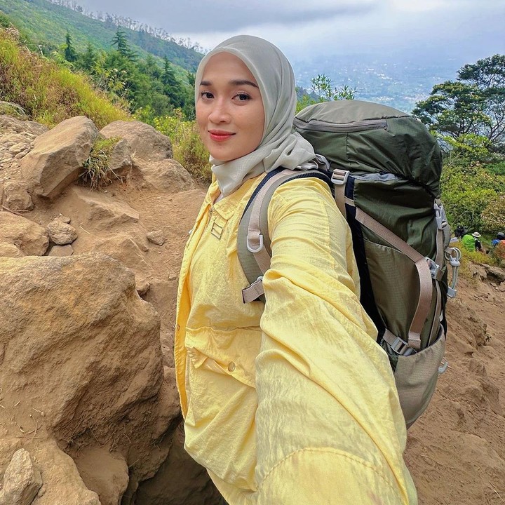 <p>Ririe Fairus kini dikenal publik sebagai Bunda selebgram. Ririe termasuk aktif menggunakan platform media sosial untuk membagikan aktivitasnya. Beberapa waktu lalu, Ririe mengunggah foto saat ia mendaki Gunung Sindoro di Jawa Tengah. (Foto: Instagram @ririe_fairus)</p>