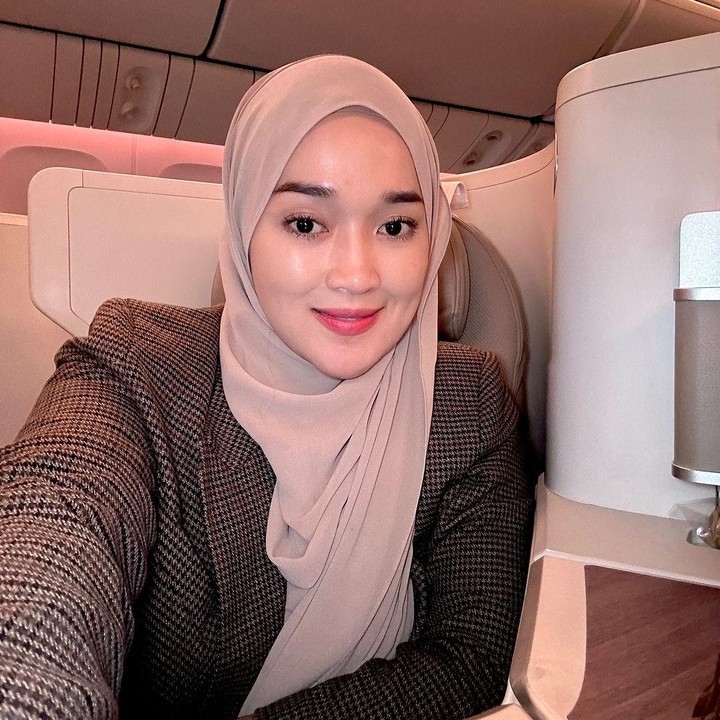 <p>Baru-baru ini, Ririe diundah oleh Kementerian Media Arab Saudi untuk datang ke sebuah acara. Perempuan bernama lengkap Eri Fitriyah mengaku bahagia bisa mendapatkan kesempatan hadir di acara spesial tersebut sebagai <em>influencer</em>. "<em>Happy</em> banget menjadi salah satu <em>influencer</em> yg diundang kementrian media Arab saudi untuk acara<em> Launch Ceremony of The Initiative To Enhance Communication “Global Harmony”</em> yg diselanggarakan di Swaidi Park dengan fasilitas yang <em>masyaAllah</em>," tulisnya. (Foto: Instagram @ririe_fairus)</p>