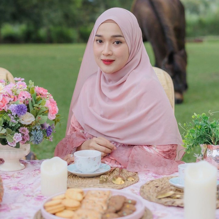<p>Ririe diketahui membangun bisnis hijab bernama Fisabi. Ia menjual berbagai model hijab dan baju muslim perempuan di media sosial dan e-commerce. (Foto: Instagram @ririe_fairus)</p>