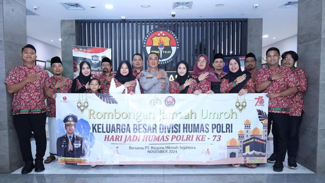 Divisi Humas Mabes Polri memberangkatkan wartawan dan personil beserta keluarganya untuk umrah ke Tanah Suci dalam peringatan Hari Jadi ke-73 Humas Polri.