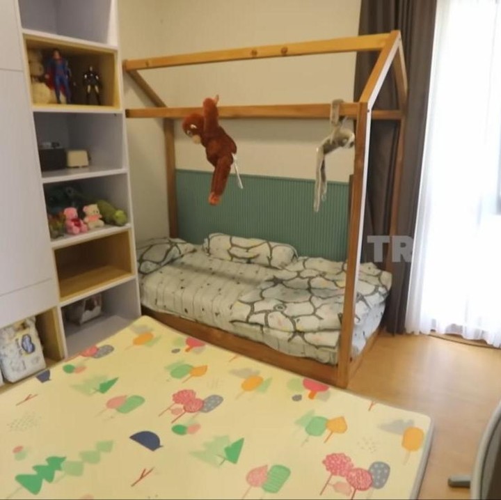 <p>Kemudian, Dewi juga memperlihatkan kamar anak pertamanya yang bernama Eshan Rayn Fischer. Kamar sang putra dihiasi dengan koleksi figur kartun favoritnya, lho. (Foto: YouTube TRANS7 OFFICIAL)</p>