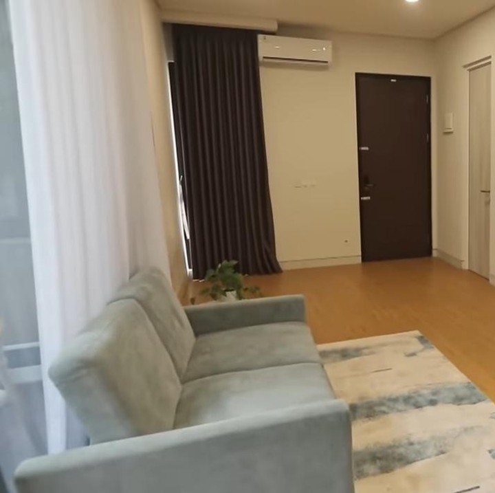 <p>Kini, ia tinggal di kawasan elite daerah Cibubur bersama kedua anaknya. Hal itu diketahui langsung melalui program <em>For Your Pagi</em> yang berkunjung ke rumahnya belum lama ini, Bunda. (Foto: YouTube TRANS7 OFFICIAL)</p>