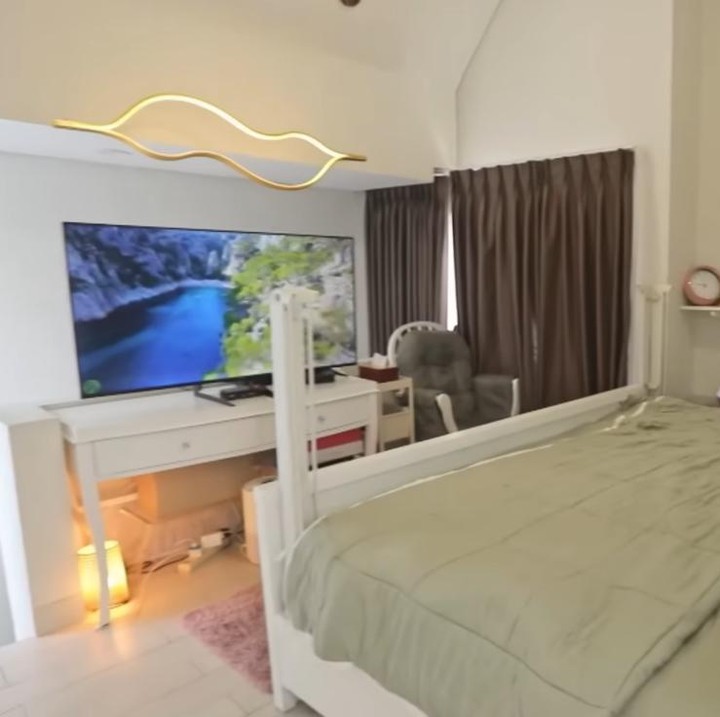 <p>Dewi juga memperlihatkan kamarnya yang menjadi tempat favorit. Kamarnya ini didominasi dengan warna putih dan lagi-lagi hijau, nih Bunda. (Foto: YouTube TRANS7 OFFICIAL)</p>