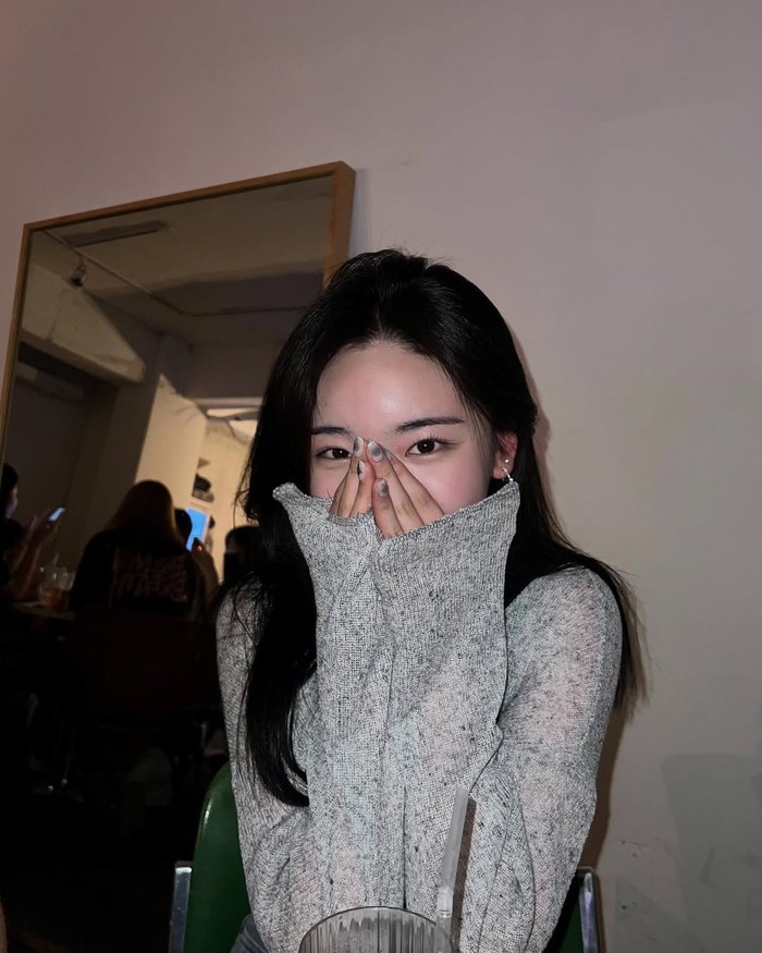 Tak hanya itu, Choi Won Jin bahkan memperkenalkan dirinya sebagai Min Hyo Rin dari Oxford karena kecantikannya yang menarik dan fitur wajah menyerupai di awal sesi perkenalannya dalam program./ Foto: instagram.com/_won_jin_2_jin