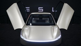FOTO: Tesla Cybercab Mobil Tanpa Setir dan Pedal