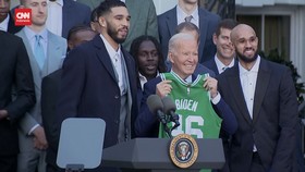 VIDEO: Kala Joe Biden Undang Boston Celtics ke Gedung Putih