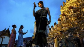 FOTO: Pesona Memukau Wisata Malam Kuil Wat Arun Bangkok Thailand