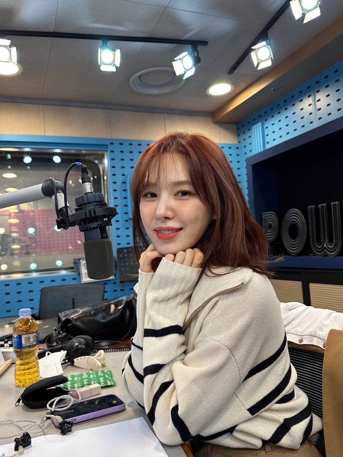 Artis Korea yang menguasai banyak bahasa tersebut tidak hanya cerdas secara akademis, tetapi juga mempunyai bakat musik. Ia jago memainkan berbagai alat musik seperti saksofon dan juga pernah tergabung dalam kelompok paduan suara./ Foto: x.com/RVsmtown