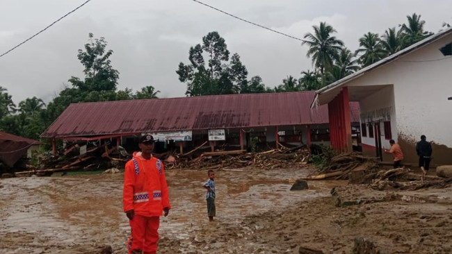 Dua penduduk meninggal bumi dalam musibah banjir bandang nan melanda Kabupaten Tapanuli Selatan, Sumatera Utara, Sabtu awal hari (23/11).