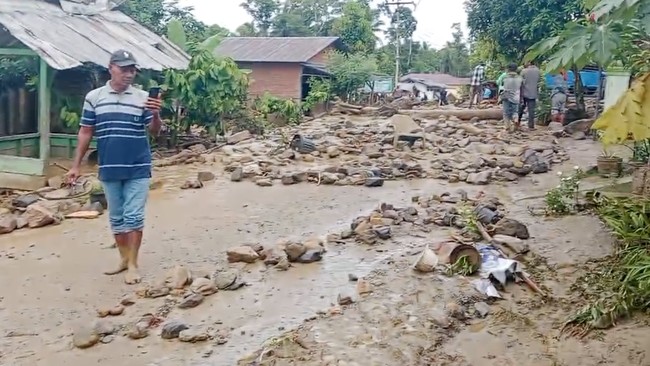 Ratusan penduduk mengungsi usai banjir bandang menerjang Kecamatan Tano Timbangan Angkola, Kabupaten Tapanuli Selatan (Tapsel), Sumatera Utara (Sumut).