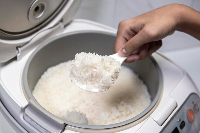 Membersihkan dan membuang sisa uap air pada rice cooker sangat penting. Jika hal ini dibiarkan, akan membuat rice cooker kotor, bersarangnya bakteri, dan baunya menempel pada nasi.