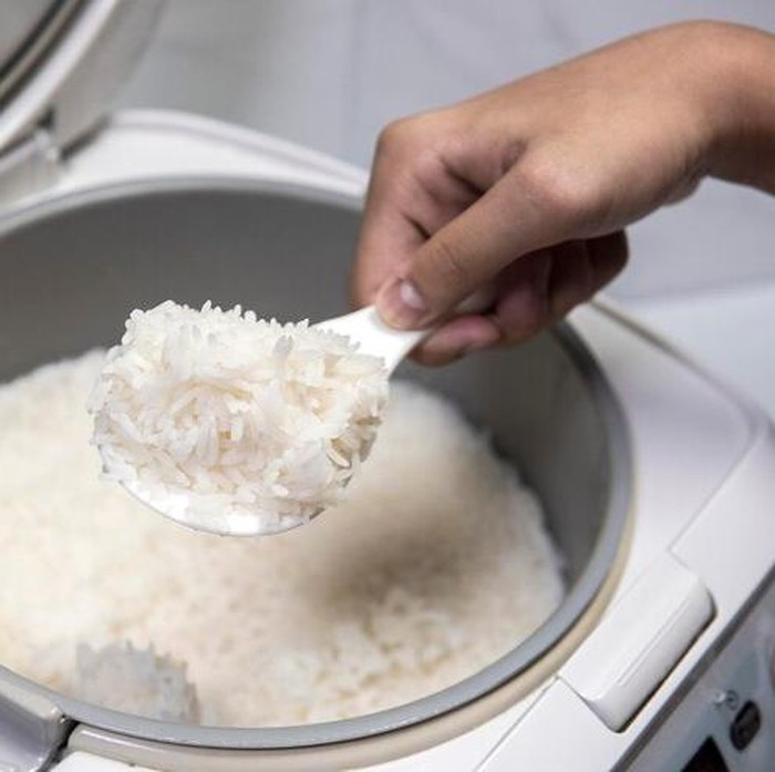 Membersihkan dan membuang sisa uap air pada rice cooker sangat penting. Jika hal ini dibiarkan, akan membuat rice cooker kotor, bersarangnya bakteri, dan baunya menempel pada nasi.