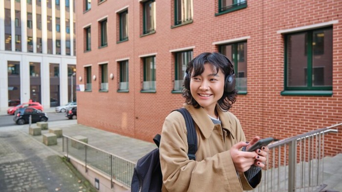 5 Tanda Kamu Orang Cerdas Meski Jarang Disadari, Salah Satunya Kebiasaan Menggigit Kuku!