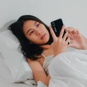 Kebiasaan Bangun Tidur Langsung Cek HP? Awas, Ini 5 Dampak Negatifnya Menurut Ahli