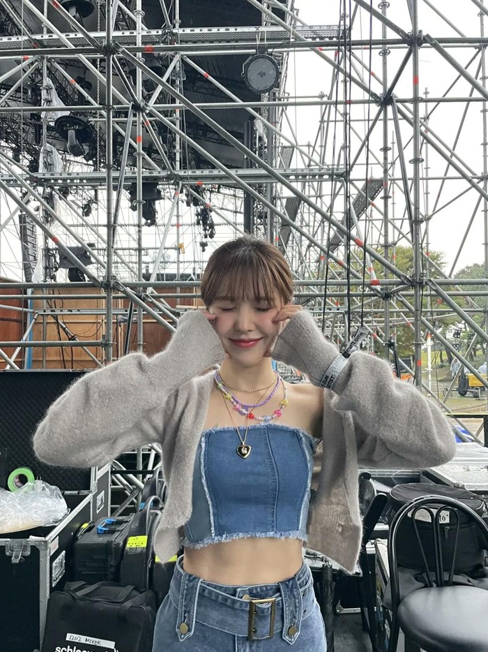 Ia diketahui sempat mengikuti audisi global CUBE Entertainment di Vancouver, Kanada, namun berakhir menjadi trainee SM Entertainment di mana ia resmi diperkenalkan sebagai anggota tim pre-debut SMROOKIES pada 14 Maret 2014./ Foto: x.com/RVsmtown