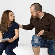 5 Tanda Anak Perempuan yang Memiliki Ayah Narsistik