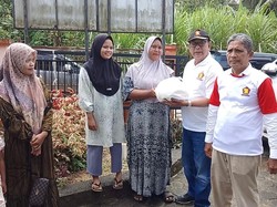 Andre Rosiade Kirim 1.500 Paket Sembako untuk Korban Banjir Sijunjung