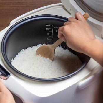 5 Cara Mengatasi Nasi yang Kurang Matang
