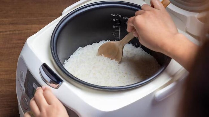 5 Cara Mengatasi Nasi yang Kurang Matang