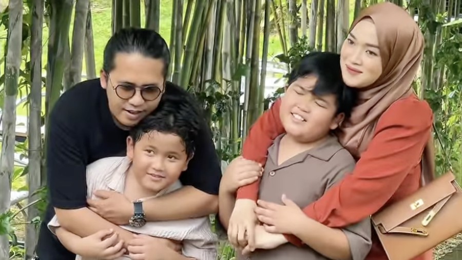Momen Ririe Fairus Piknik Ditemani Makanan Enak hingga Minum Es Kopi Momen Ririe Fairus Piknik Ditemani Makanan Enak hingga Minum Es Kopi
