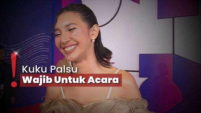 Anggunnya Sheila Dara Aisha dengan Off-Shoulder Dress-Wet Hair Look