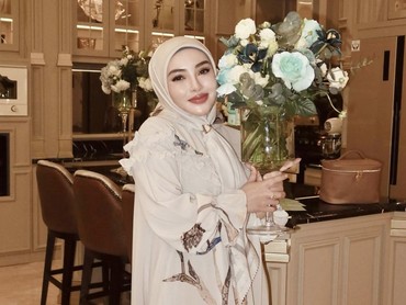 img-title Terpopuler: Skincare Shella Saukia Masuk Daftar Hitam BPOM vs Alasan Ashanty Tutup Toko Kue