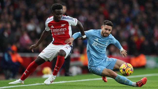 Arsenal menghajar Nottingham Forest 3-0 pada pekan ke-12 Liga Inggris di Stadion Emirates, Sabtu (23/11).