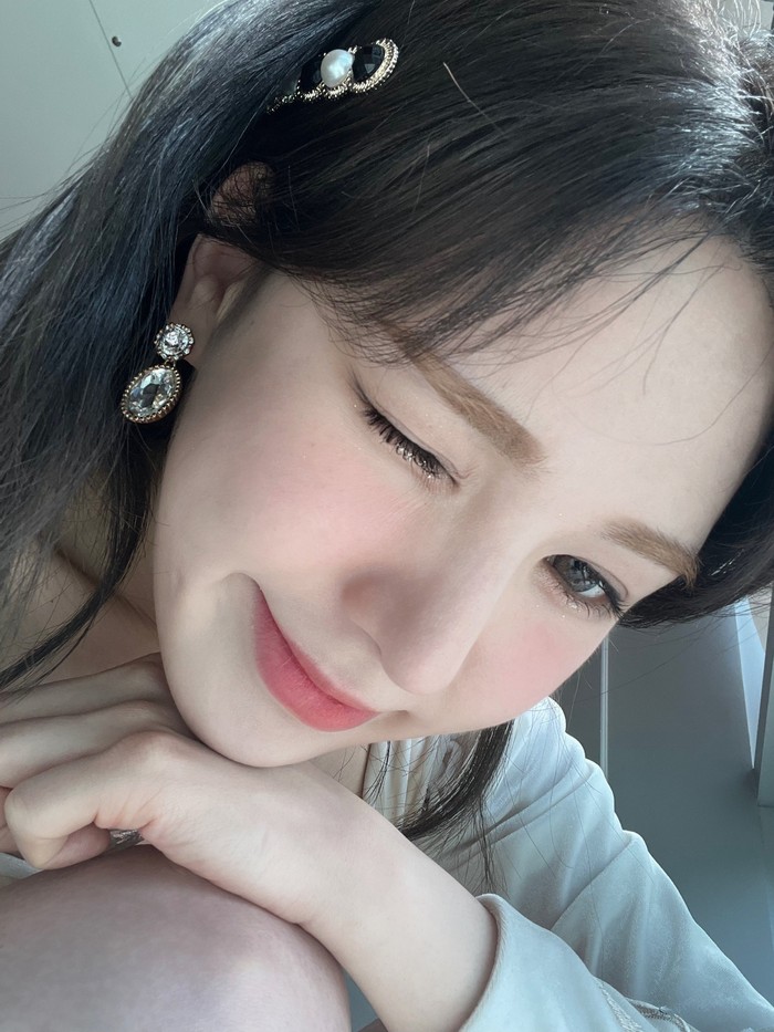 Tak berhenti di situ, penyanyi Korea yang bergolongan darah O ini juga debut bersama grup proyek SM Entertainment, Girls On Top (GOT), pada 3 Januari 2022 lalu. Talentanya benar-benar tak ada habisnya, ya!/ Foto: x.com/RVsmtown