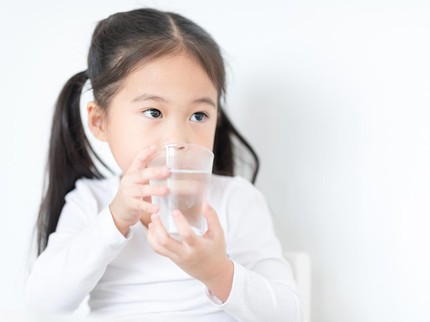 7 Tanda Anak Kurang Minum Air Putih yang Perlu Diwaspadai Orang Tua