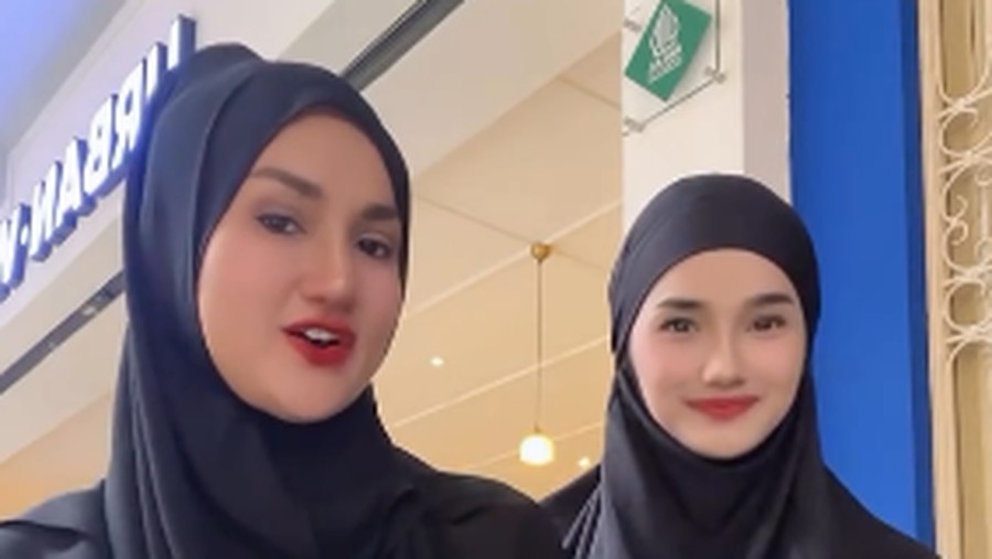 Tengku Dewi Putri Tengku Dewi & Faby Marcelia