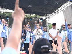 Vinanda-Gus Qowim Bareng God Bless Hibur Ribuan Warga di Kota Kediri