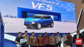 VinFast Serahkan Mobil Listrik VF5 ke Konsumen