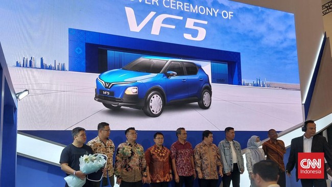 VinFast Auto secara simbolis menyerahkan VF5 itu kepada konsumen pada ajang Gaikindo Jakarta Auto Week (GJAW) 2024.