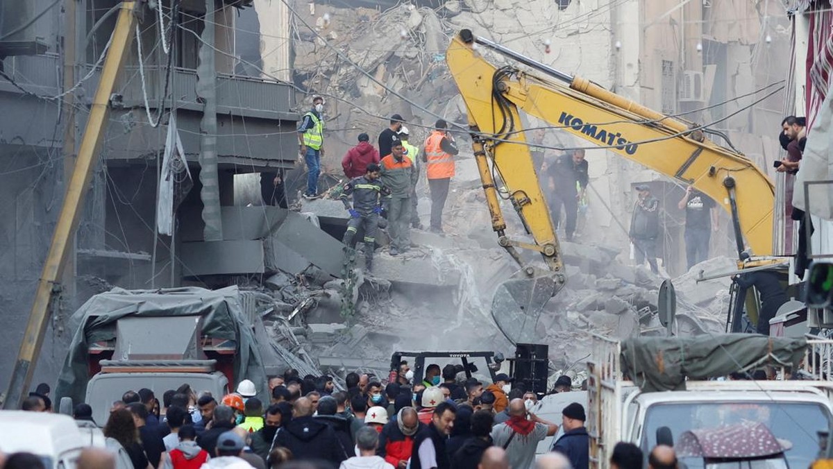 FOTO: Warga Berjibaku Cari Korban Serangan Israel di Beirut