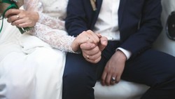 Bukan Pernikahan, Ini Fakta di Balik Foto Pasangan Sejenis Berbaju Pengantin Jawa