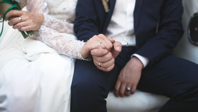 Bukan Pernikahan, Ini Fakta di Balik Foto Pasangan Sejenis Berbaju Pengantin Jawa