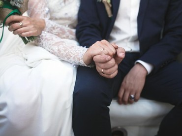Bukan Pernikahan, Ini Fakta di Balik Foto Pasangan Sejenis Berbaju Pengantin Jawa