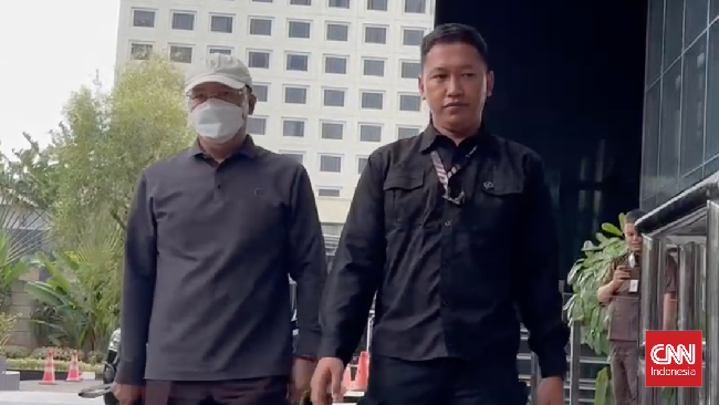 Gubernur Bengkulu Rohidin Mersyah bungkam saat tiba di Gedung Merah Putih Komisi Pemberantasan Korupsi (KPK), Jakarta, Minggu (24/11) sore.