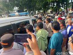 Massa Hadang Mobil Inafis yang Bawa Rohidin Mersyah Usai Diperiksa KPK
