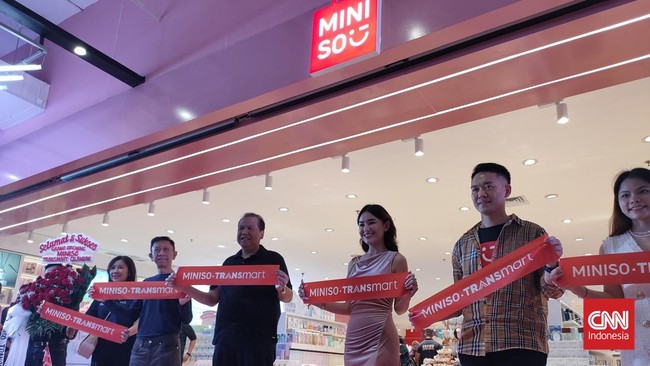 Miniso Pink di Transmart Cilandak, Jakarta Selatan resmi dibuka hari ini, Minggu (24/11).