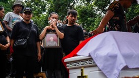 FOTO: Duka dan Murka Keluarga di Pemakaman Kompol Ulil