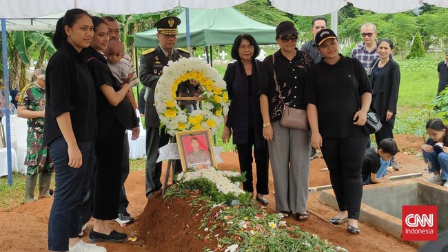 Keluarga Kompol Anumerta Ryanto Ulil Anshar merasa sedih, marah dan kecewa atas tewasnya personil family mereka di tangan sesama personil polisi.