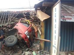 Tronton Seruduk Truk hingga Tabrak Warung di Pantura Kendal, 1 Orang Tewas