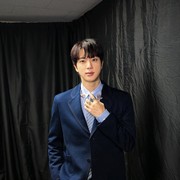 5 Potret Jin BTS Kenakan Outfit Serba Gucci di 'Happy' Special Stage, Ada yang Custom-Made!