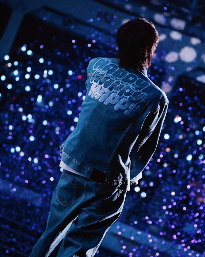 Si pemilik julukan ‘Worldwide Handsome’ tersebut tampil memikat dalam balutan pakaian serba Gucci. Global Brand Ambassador rumah mode mewah asal Italia ini pun memakai set denim custom dari koleksi Gucci Cruise 2025, lho!/ Foto: x.com/gucci