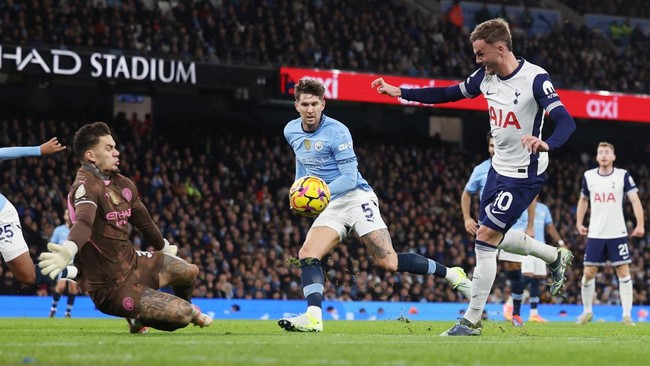 Tottenham Hotspur menang telak 4-0 atas Manchester City pada pertandingan pekan ke-12 Liga Inggris di Stadion Etihad, Minggu (24/11) dini hari WIB.