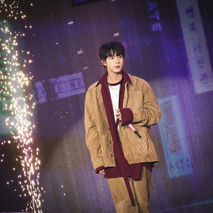 Tak hanya disorot karena penampilannya yang fenomenal di atas panggung, anggota tertua BTS yang lahir dengan nama Kim Seok Jin itu juga menjadi topik hangat di media sosial berkat stage outfit-nya yang sama-sama memukau./ Foto: instagram.com/jin