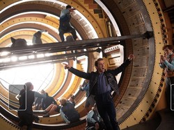 Lirik Lagu Dancing Through Life (OST Wicked) - Jonathan Bailey